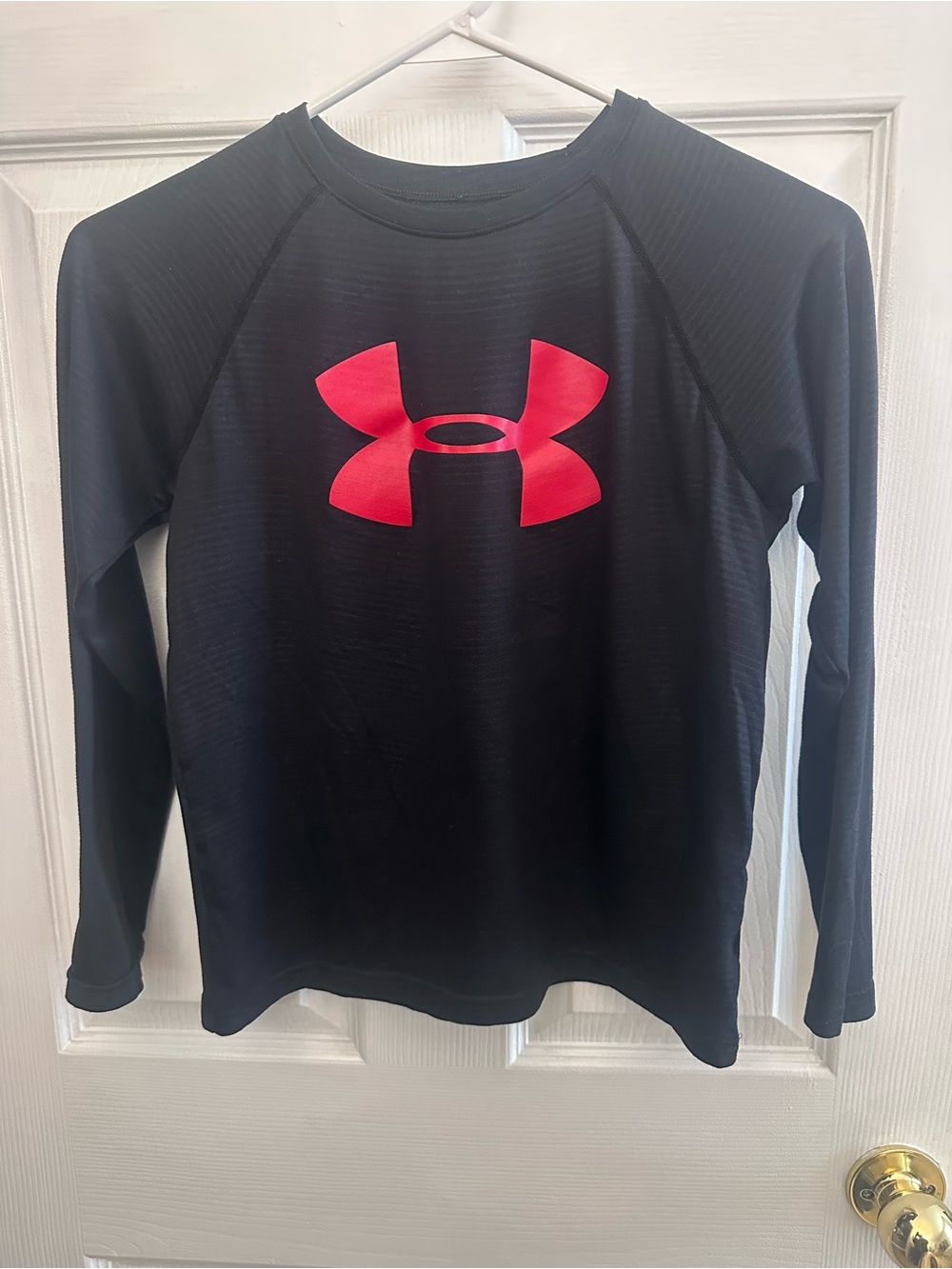 ❤️Under Armour Boys Black Long-Sleeve Performance Tee with Red Logo